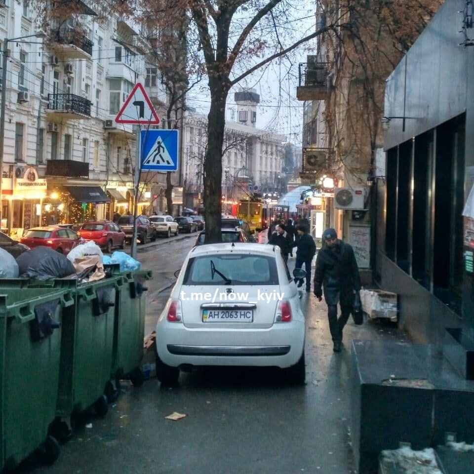 В центре Киева водитель оставил свое авто на тротуаре рядом с мусорками -  фото - Апостроф