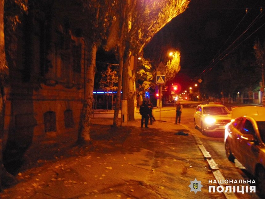 Пішов вбивати з приклеєною бородою: в Миколаєві ревнивець напав з ножем на кохану