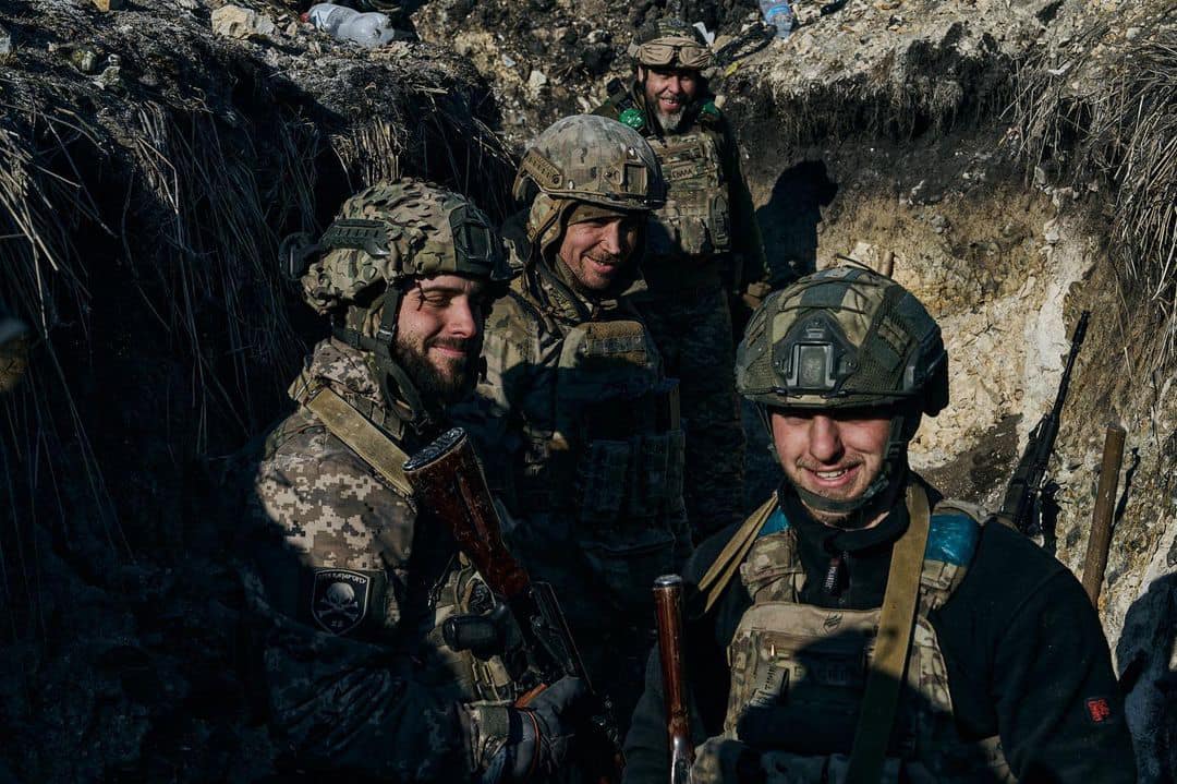 Боєць ЗСУ показав залитий водою окоп на передовий - Апостроф