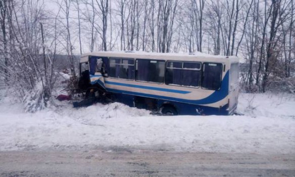 Під Львовом автобус потрапив в жорстку ДТП, багато постраждалих: фото
