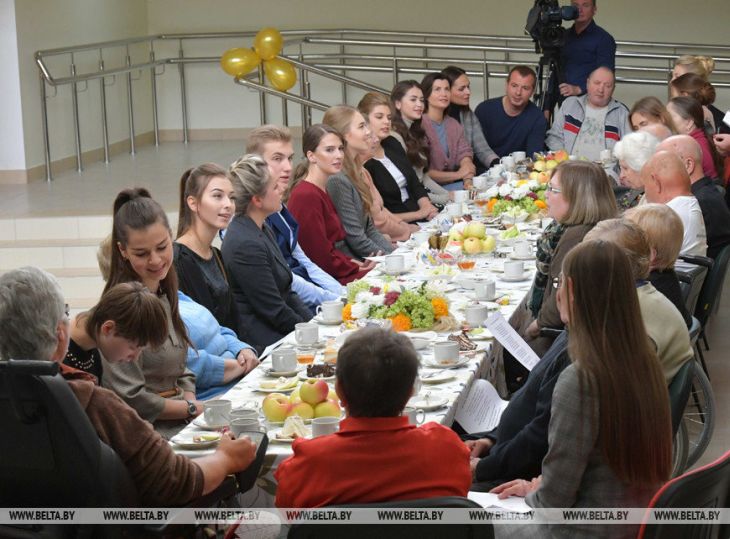 Сеть насмешила фотка сына Лукашенко в обществе девушек