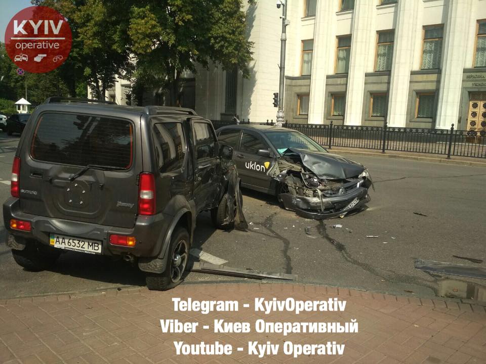 Возле Верховной Рады произошла серьезная авария: опубликованы фото