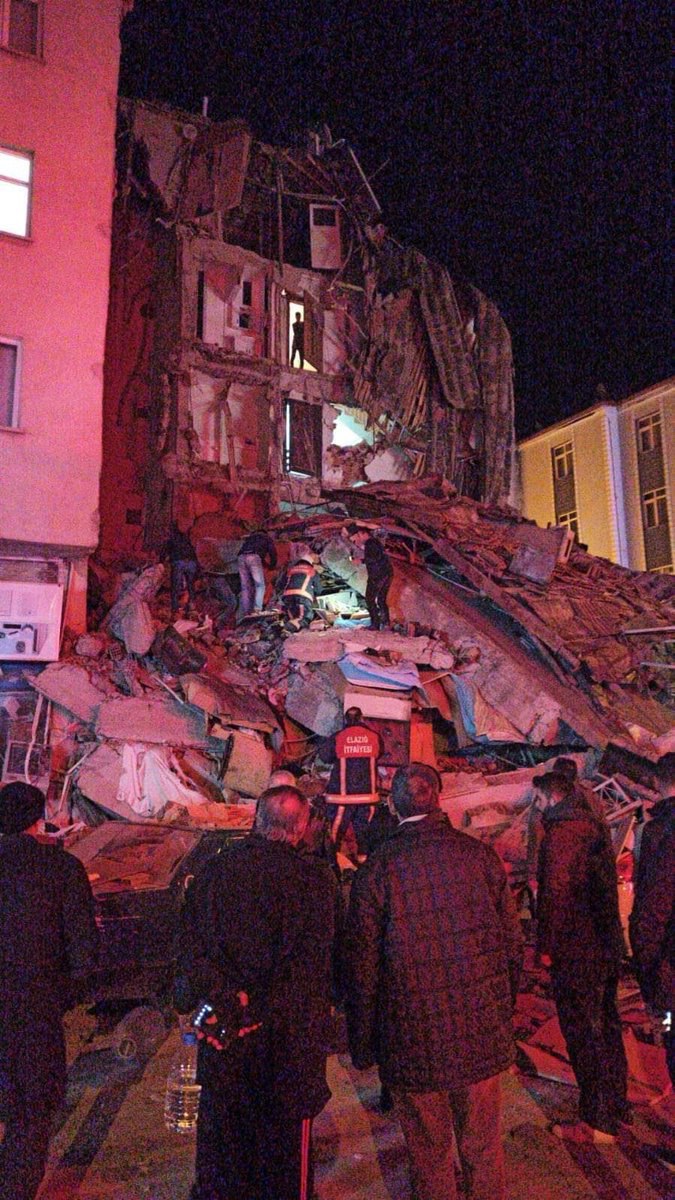 В Турции произошло мощное землетрясение: уже известно о 20 жертвах (ФОТО, ВИДЕО) 3