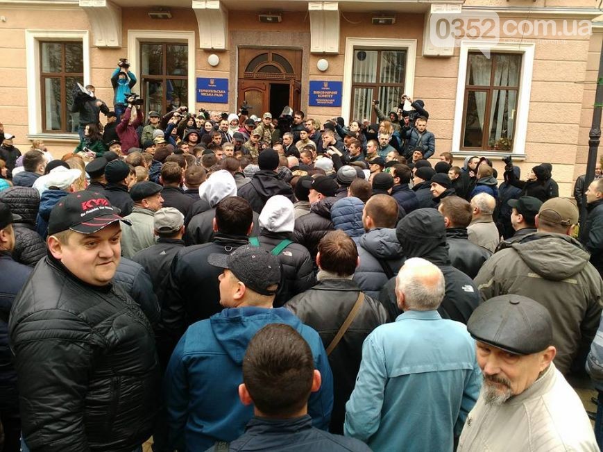 У Тернополі протестувальники "покарали" двох депутатів: опубліковано фото і відео