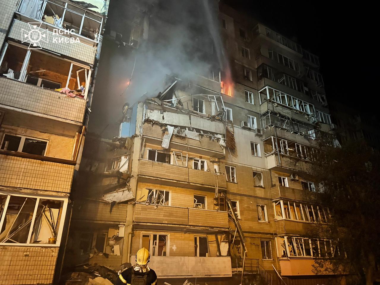 Массированная атака на Киев: повреждены многоэтажки, погибли люди