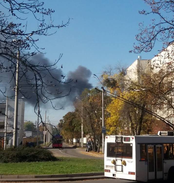 ​Клуби диму над дахами: опубліковано фото серйозної пожежі в Києві