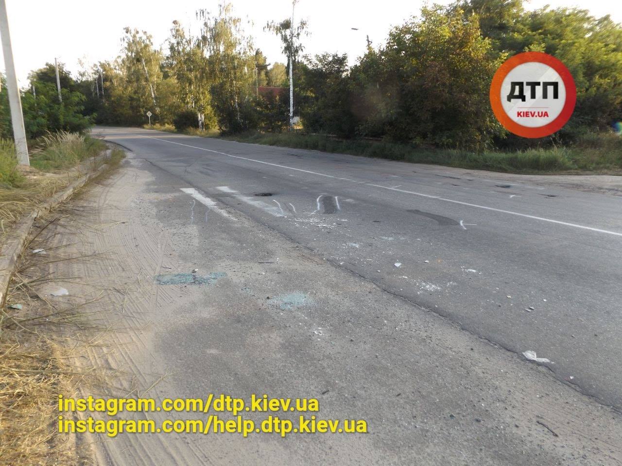 ​Під Києвом неуважний водій фури ледь не знищив маршрутку: з'явилися фото