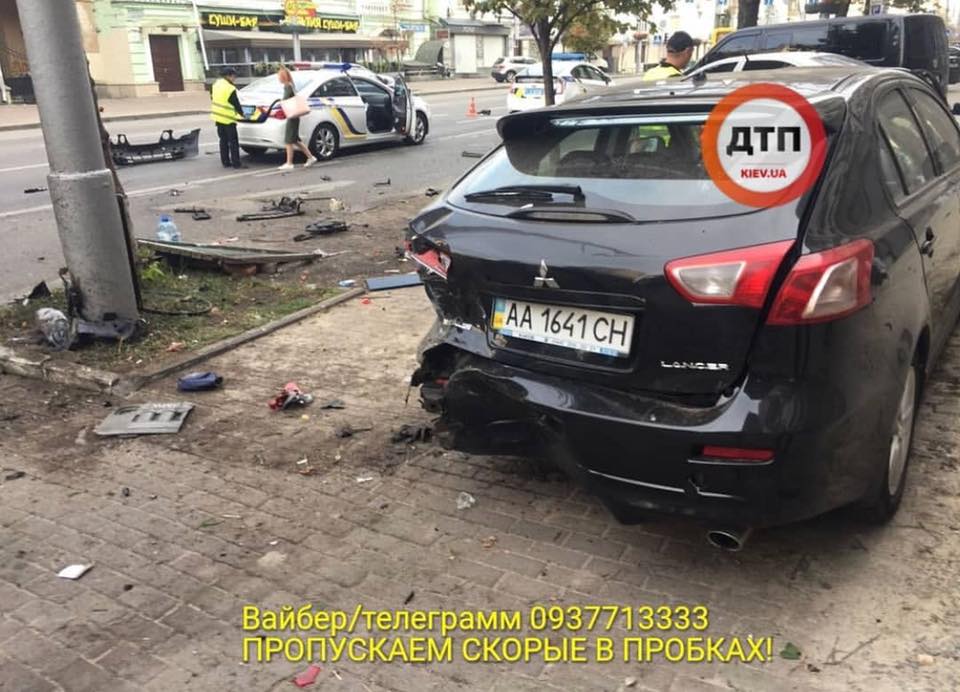 ​BMW на еврономерах устроил жуткое ДТП в Киеве: фото и видео с места ЧП