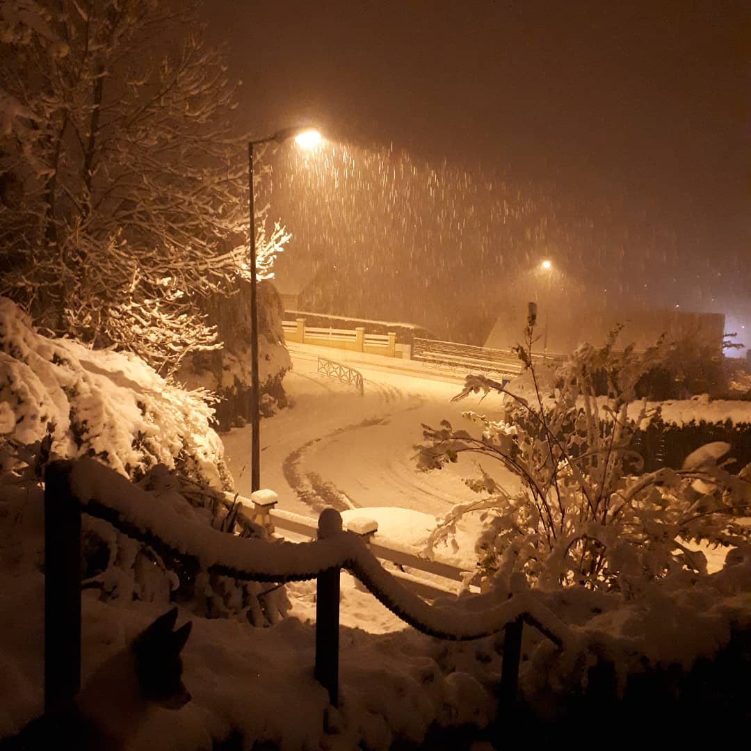 Почему ночью снег. Сильный снегопад ночью. Сильный снег ночью. Франция зимой снежной ночью. Снегопад фото.