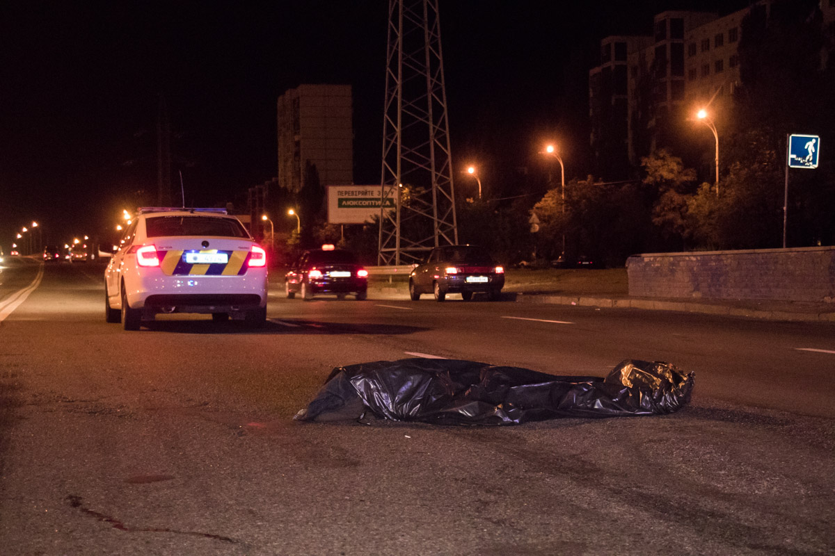 У Києві пішохід, перебігаючи дорогу, загинув під колесами авто: фото і відео з місця аварії