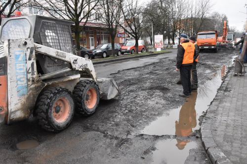 Відкопали бруківку: на Закарпатті здивували незвичайним рішенням проблеми ям на дорогах
