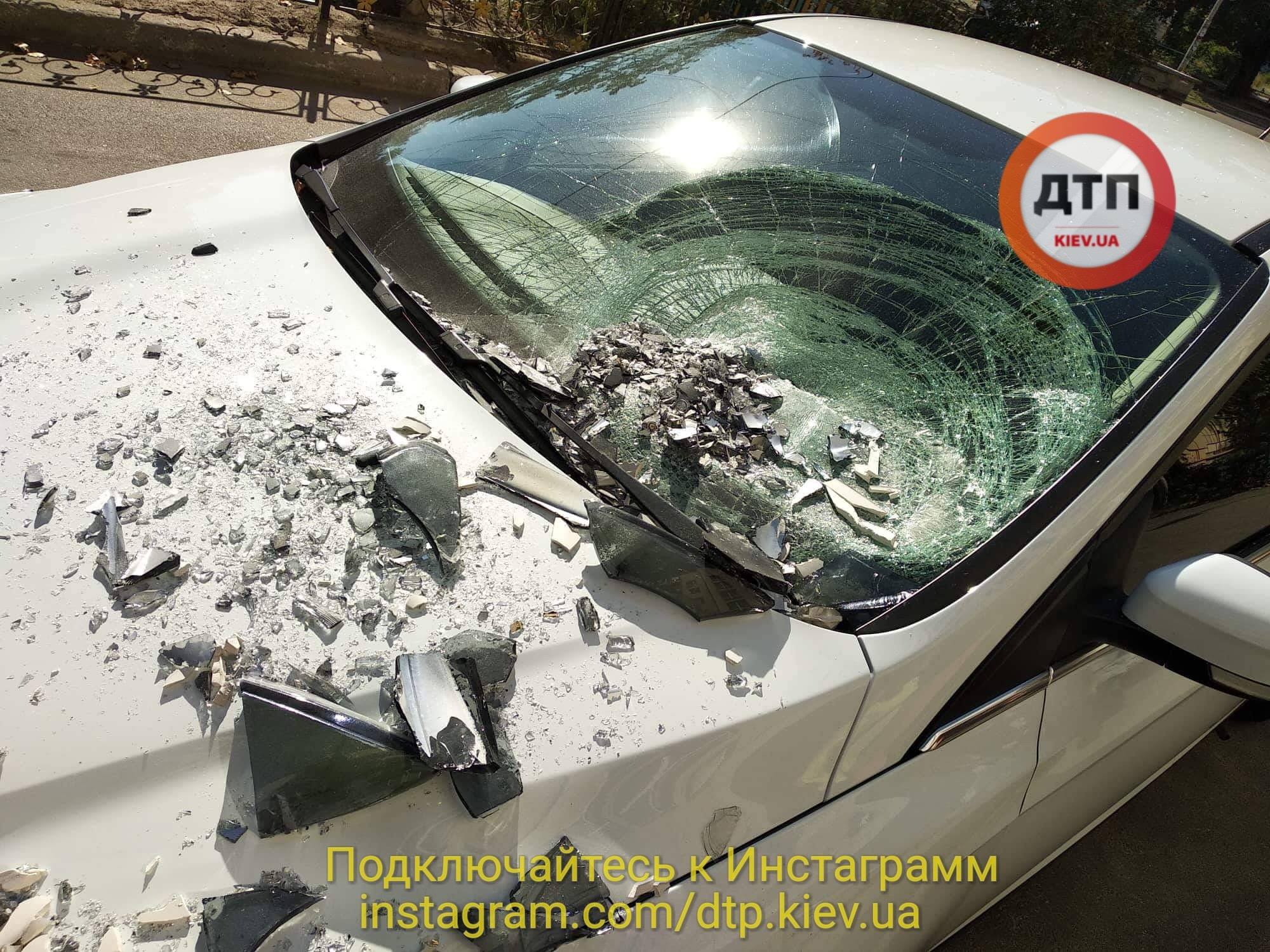 Пристрасті по-київськи: ревнивець кинув із вікна телевізор в автомобіль залицяльника своєї колишньої