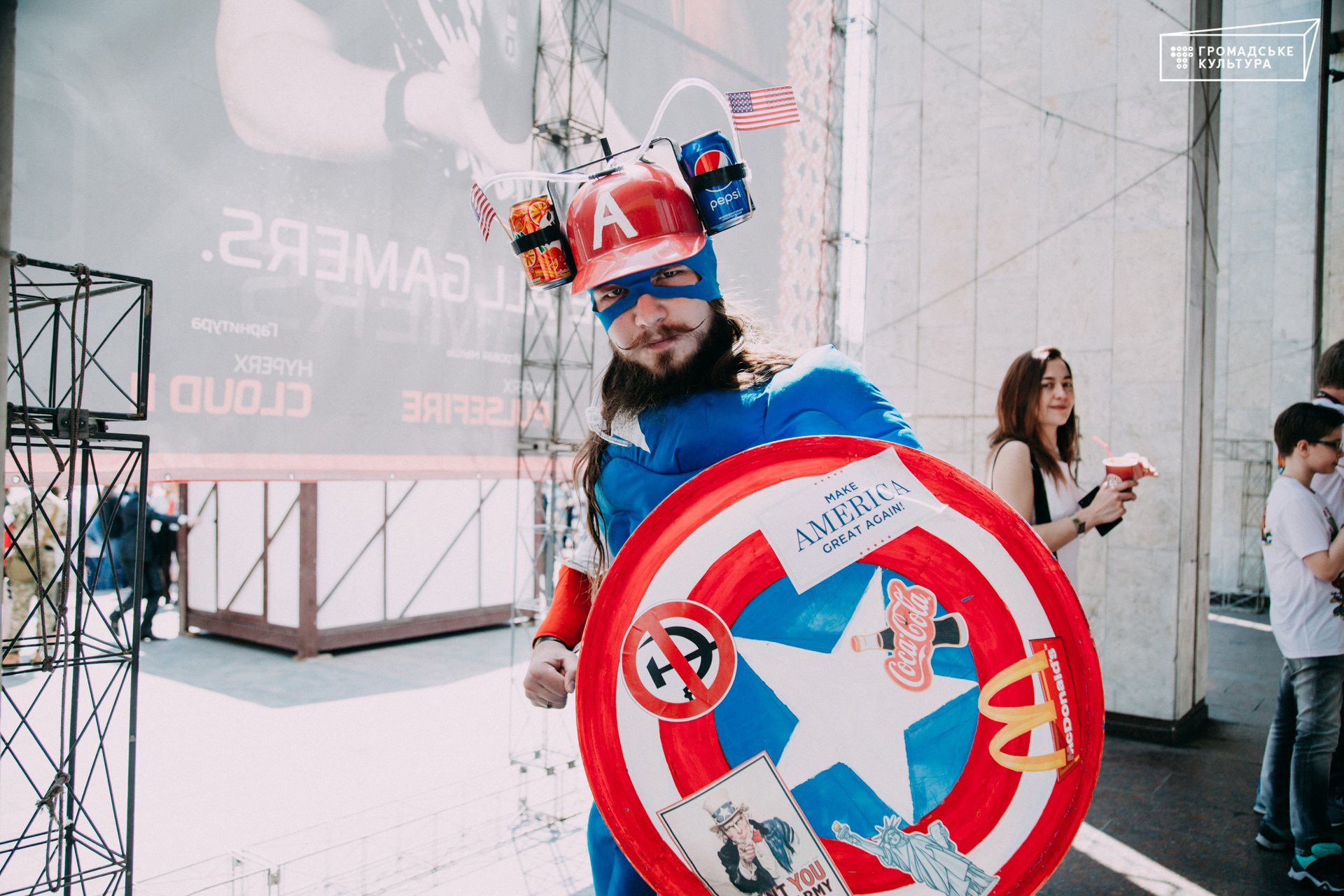 АТБетмен, феи и другие: опубликованы яркие фото и видео героев Comic Con в Киеве
