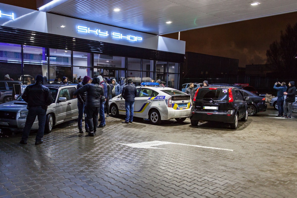 У Дніпрі авто поліції врізалося в фуру під час погоні: опубліковані фото