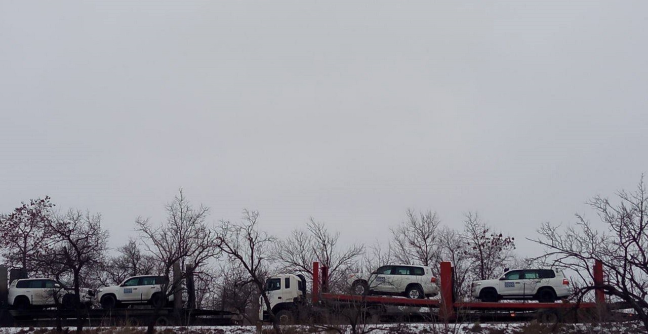 В Изварино россияне завезли авто с маркировкой ОБСЕ - фото - Апостроф