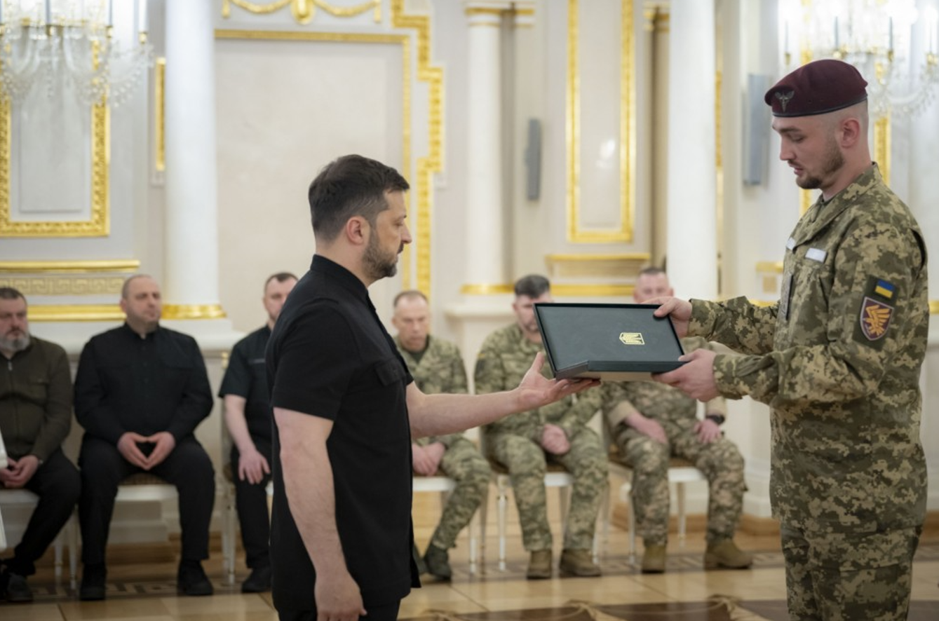 Зеленский наградил бойцов ВСУ и передал ордена родным погибших Героев Украины