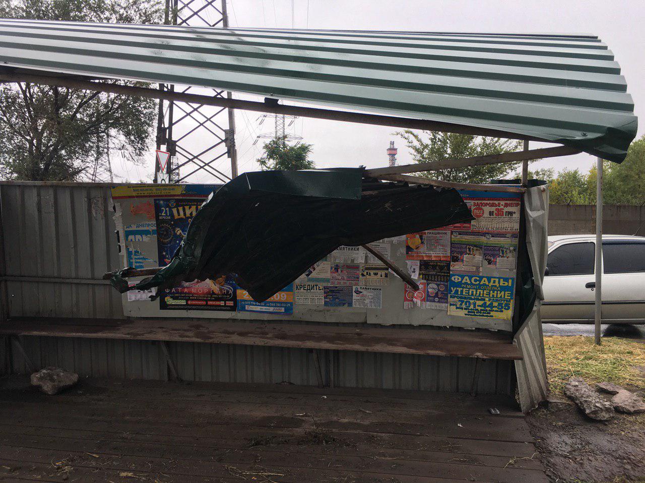 У Запоріжжі лихач влетів в автобусну зупинку: опубліковані фото