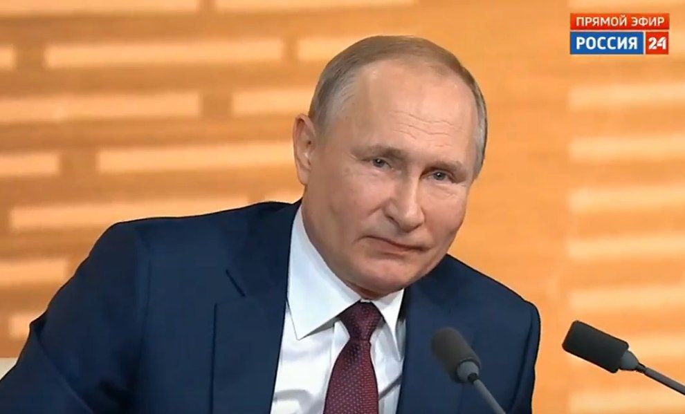 Путину на пресс-конференции преподнесли подарок с "намеком": фото