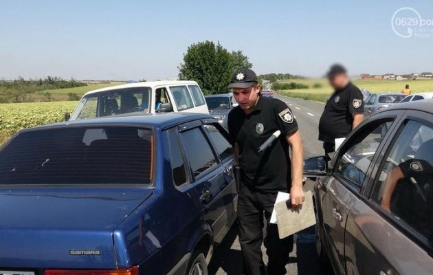 З'явилися фото масштабної ДТП на блокпосту в Маріуполі