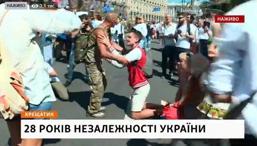 На Хрещатике люди становятся на колени перед участниками Марша ветеранов: фото