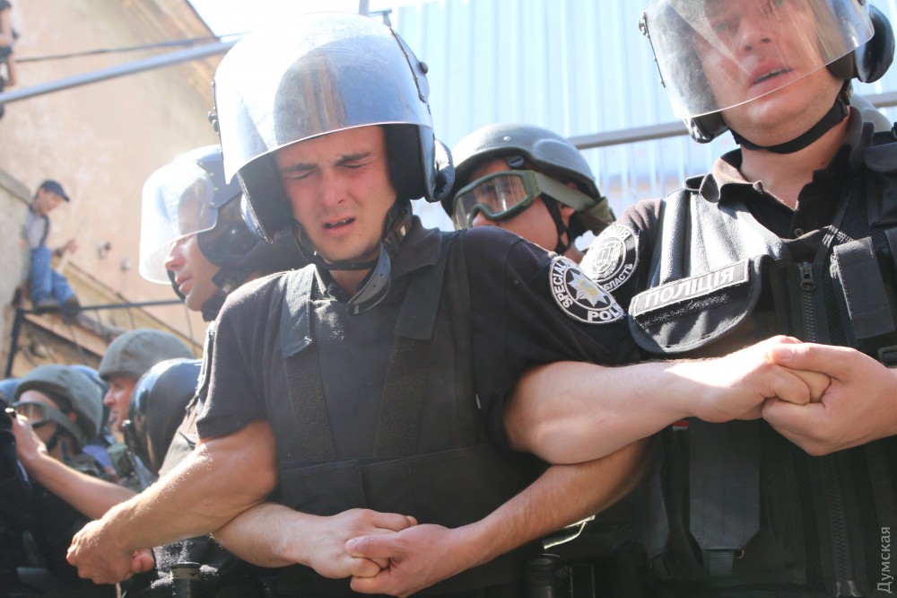 В Одессе произошли массовые стычки активистов с полицией с применением газа: опубликованы фото и видео
