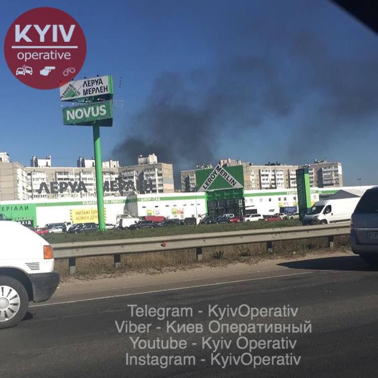 Клубы дыма над крышами: опубликованы фото серьезного пожара в Киеве