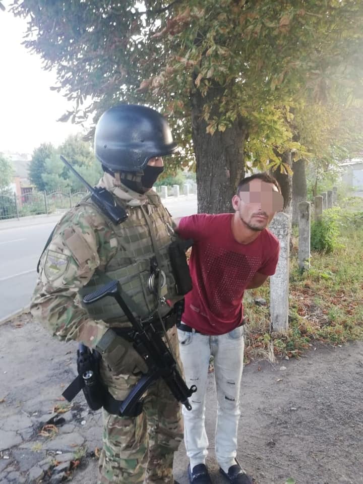 Поліція спіймала небезпечну банду грабіжників, яка "попрацювала" під Києвом: фото