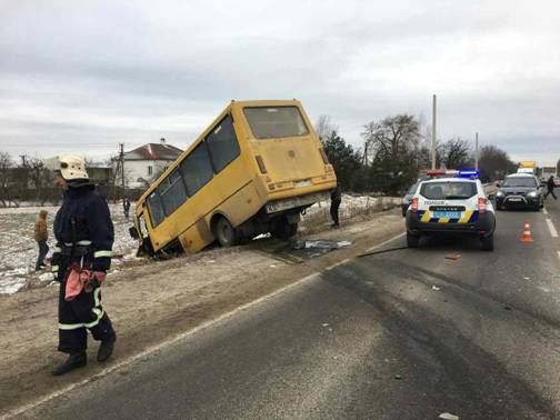 Опубліковані фото смертельної ДТП з автобусом під Львовом