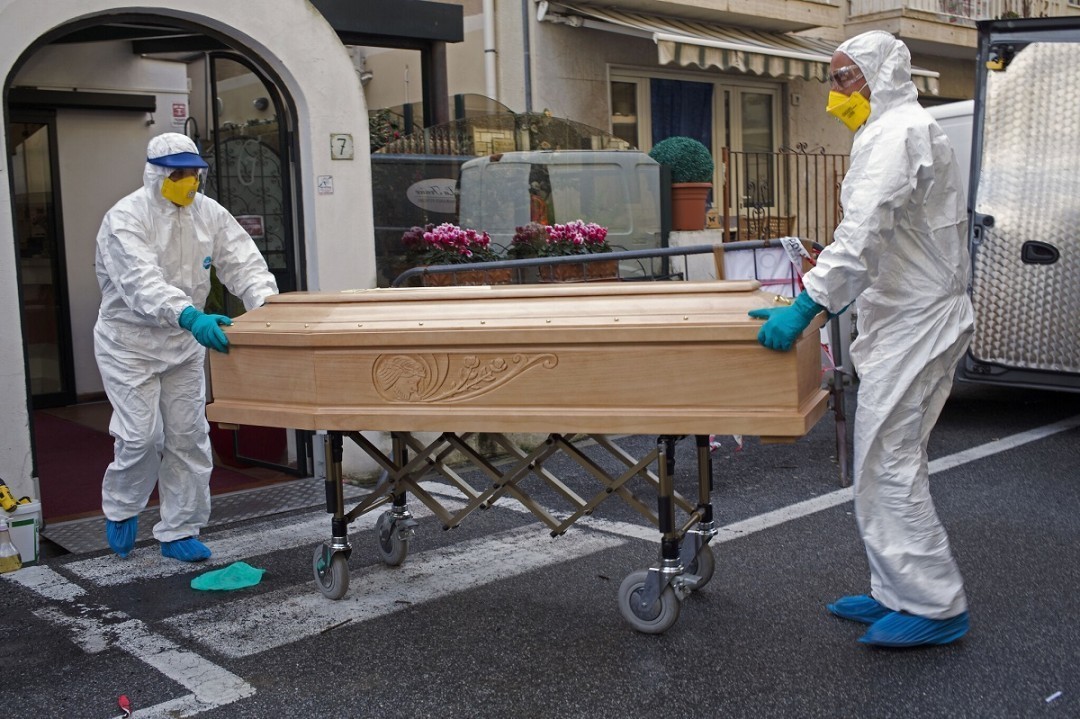 Это катастрофа: в Италии рекордное количество смертей от коронавируса за день