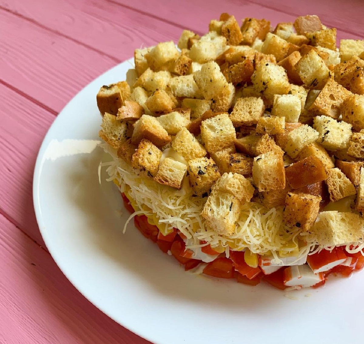 Салат с помидорами, крабовыми палочками и сыром - 5 пошаговых фото в рецепте