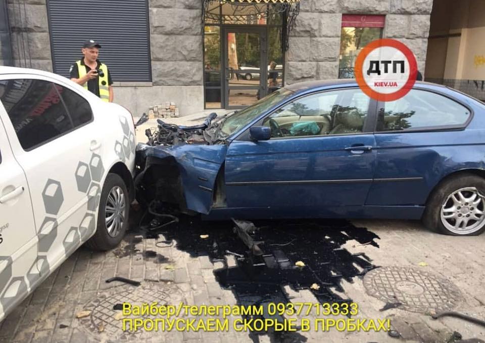 ​BMW на еврономерах устроил жуткое ДТП в Киеве: фото и видео с места ЧП