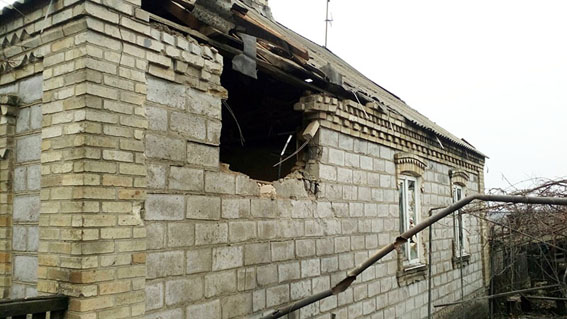 Загострення на Донбасі: з'явилися моторошні фото і відео нових руйнувань у Мар'їнці