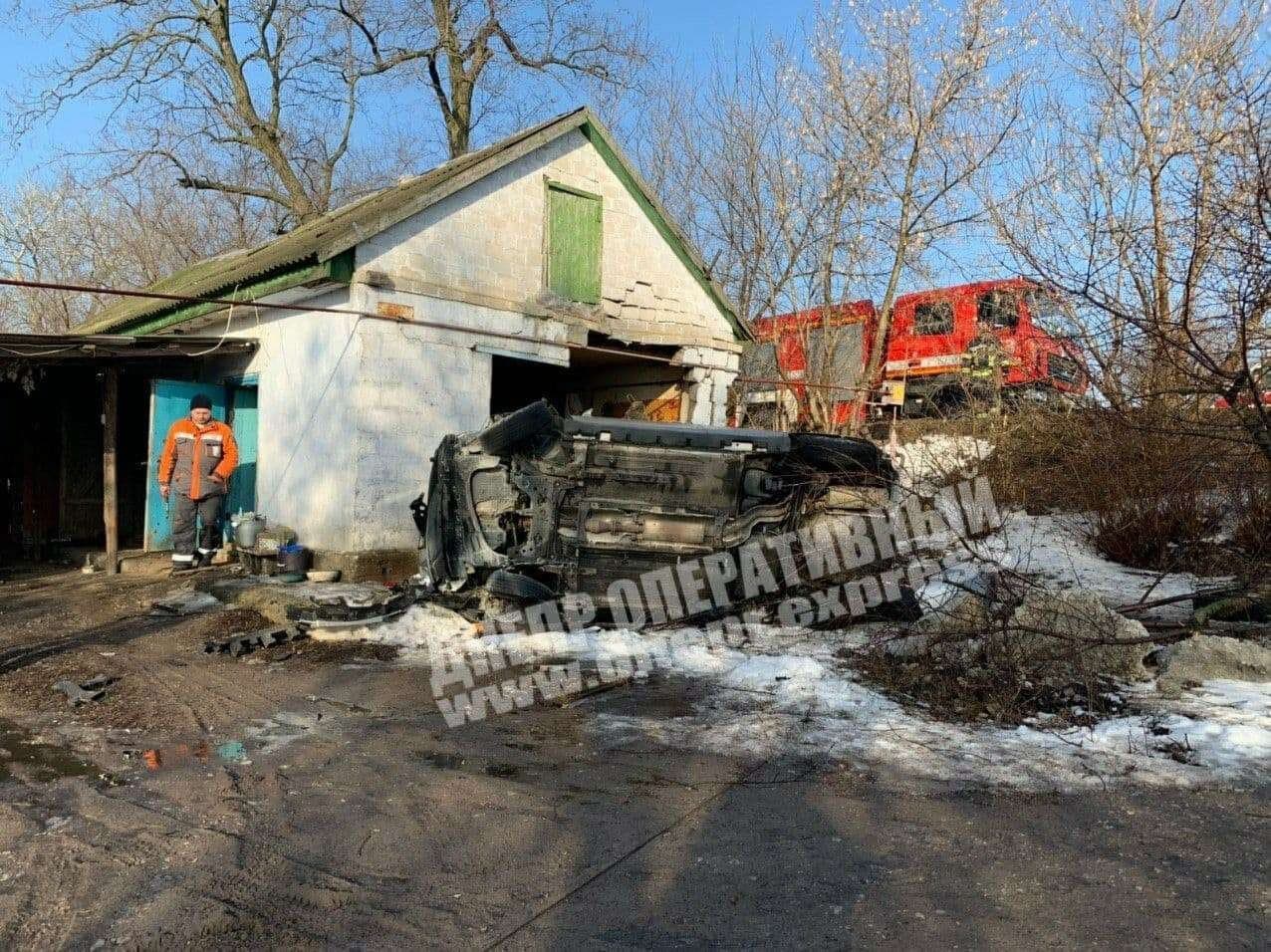 ДТП в Днепропетровской области - водитель въехал в летнюю кухню бывшей жены  - фото - Апостроф