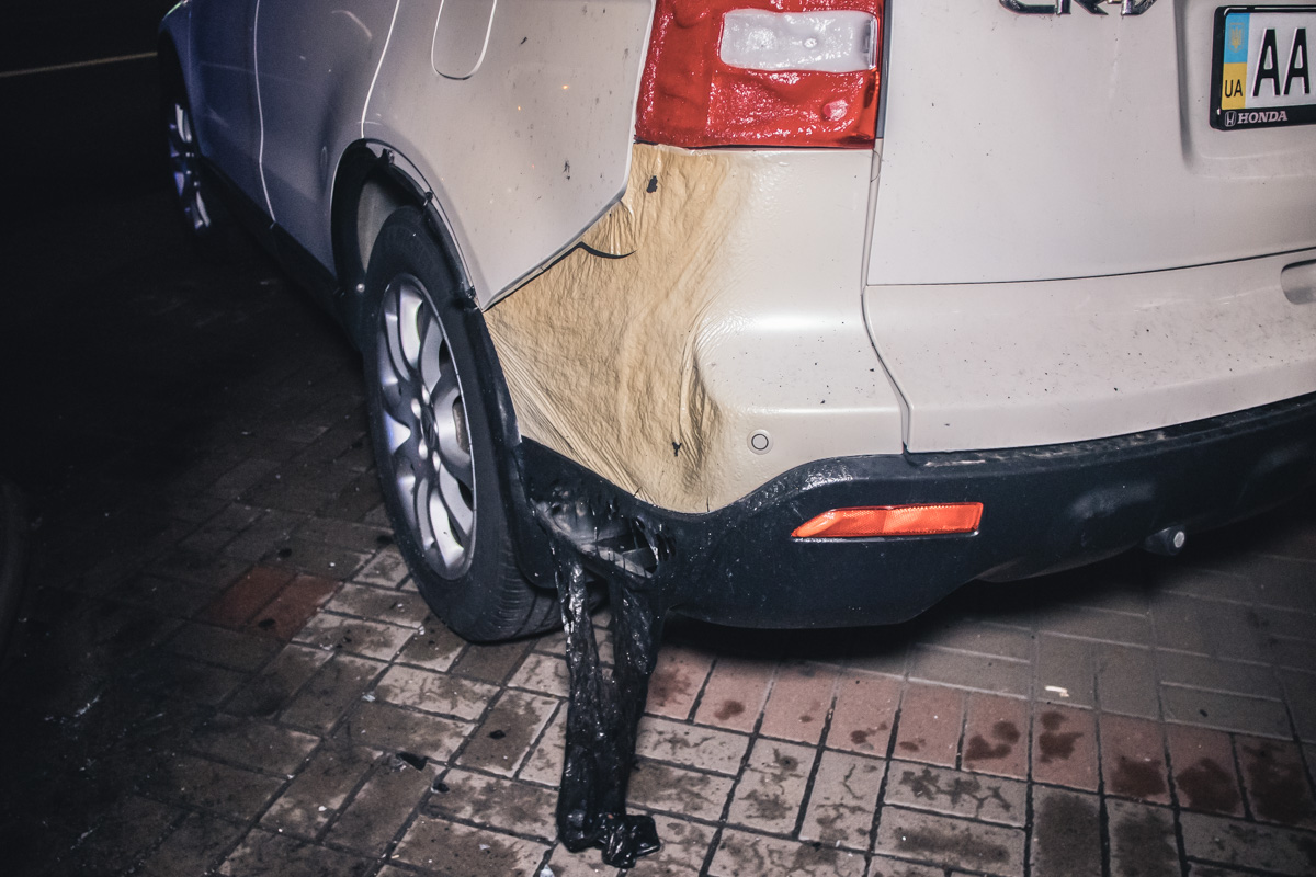 ​У центрі Києва згоріло елітне авто: фото з місця НП