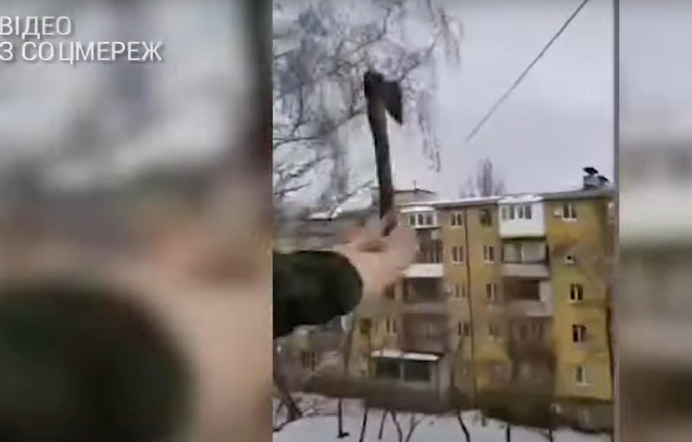 В Мариуполе мужчина бросил топор с балкона - его задержали - видео -  Апостроф