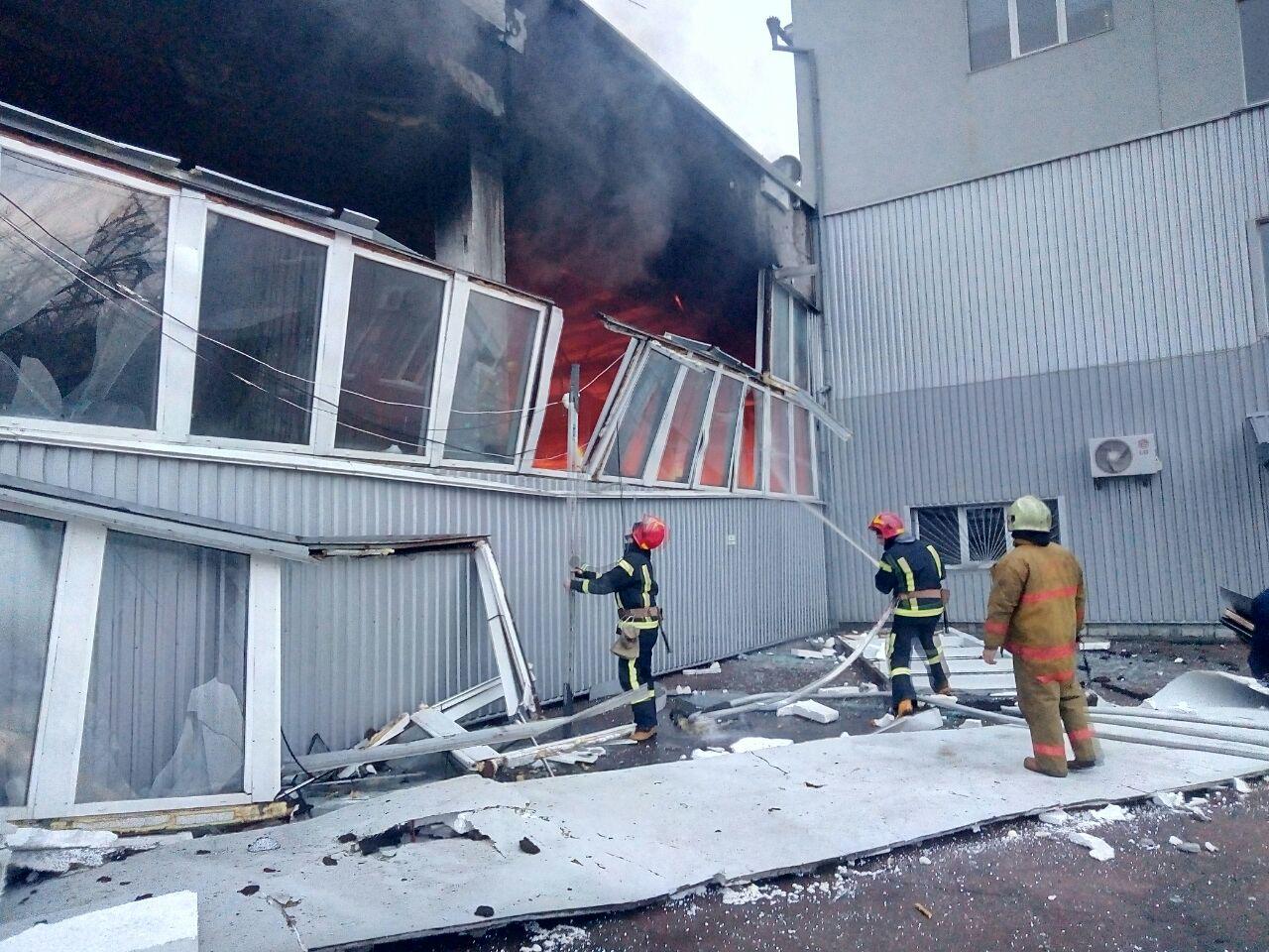 Потужна пожежа в Києві: з'явилися нові подробиці і фото