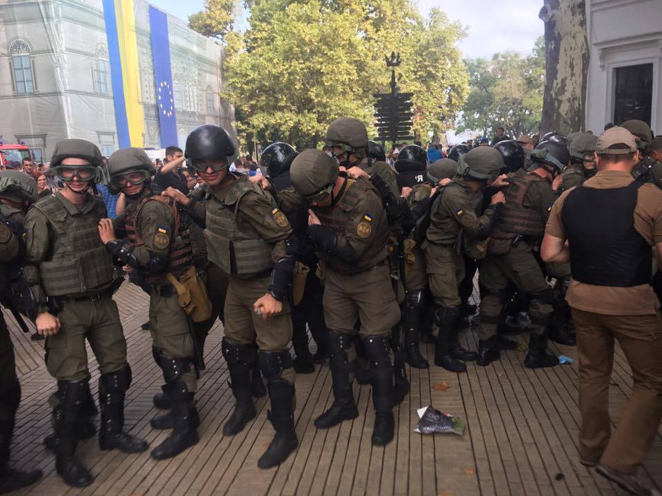 З'явилися нові фото зіткнень під міськрадою Одеси
