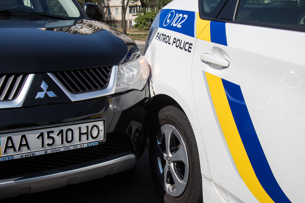 ​В Киеве сын с матерью врезались в патрульное авто, игнорируя погоню: появились фото и видео