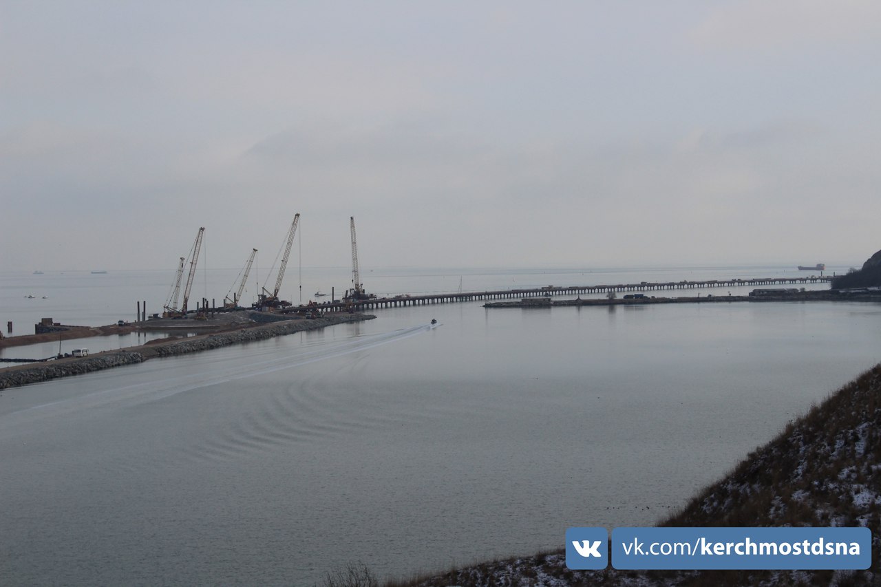 Стійка століття: у мережі показали свіжі фото будівництва мосту з РФ у Крим