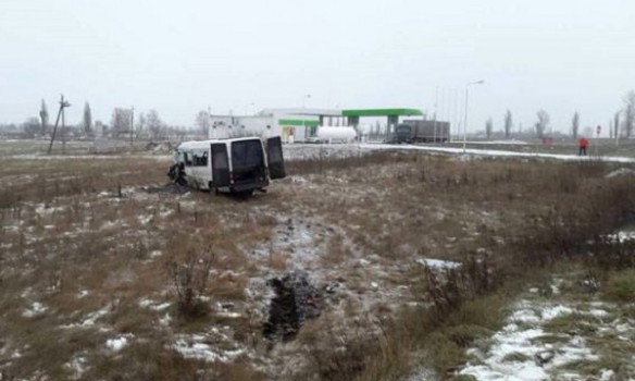 Під Полтавою мікроавтобус зіткнувся з вантажівкою: опубліковано фото