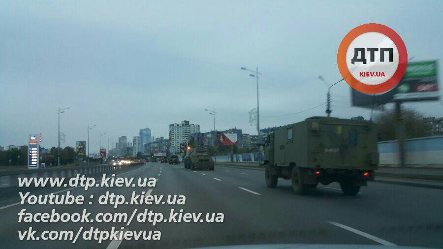 На улицах Киева заметили колонну бронетехники: появились объяснения и фото