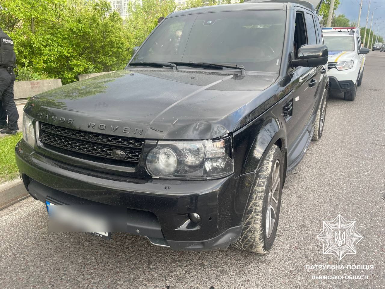 Во Львове вручили повестки молодым людям из Range Rover, которые громко  слушали Лепса и хамили - фото - Апостроф