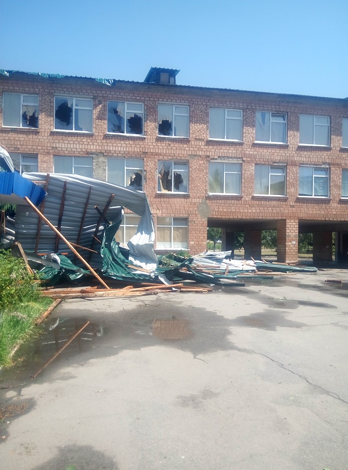 Появились кадры последствий урагана под Луганском. Видео