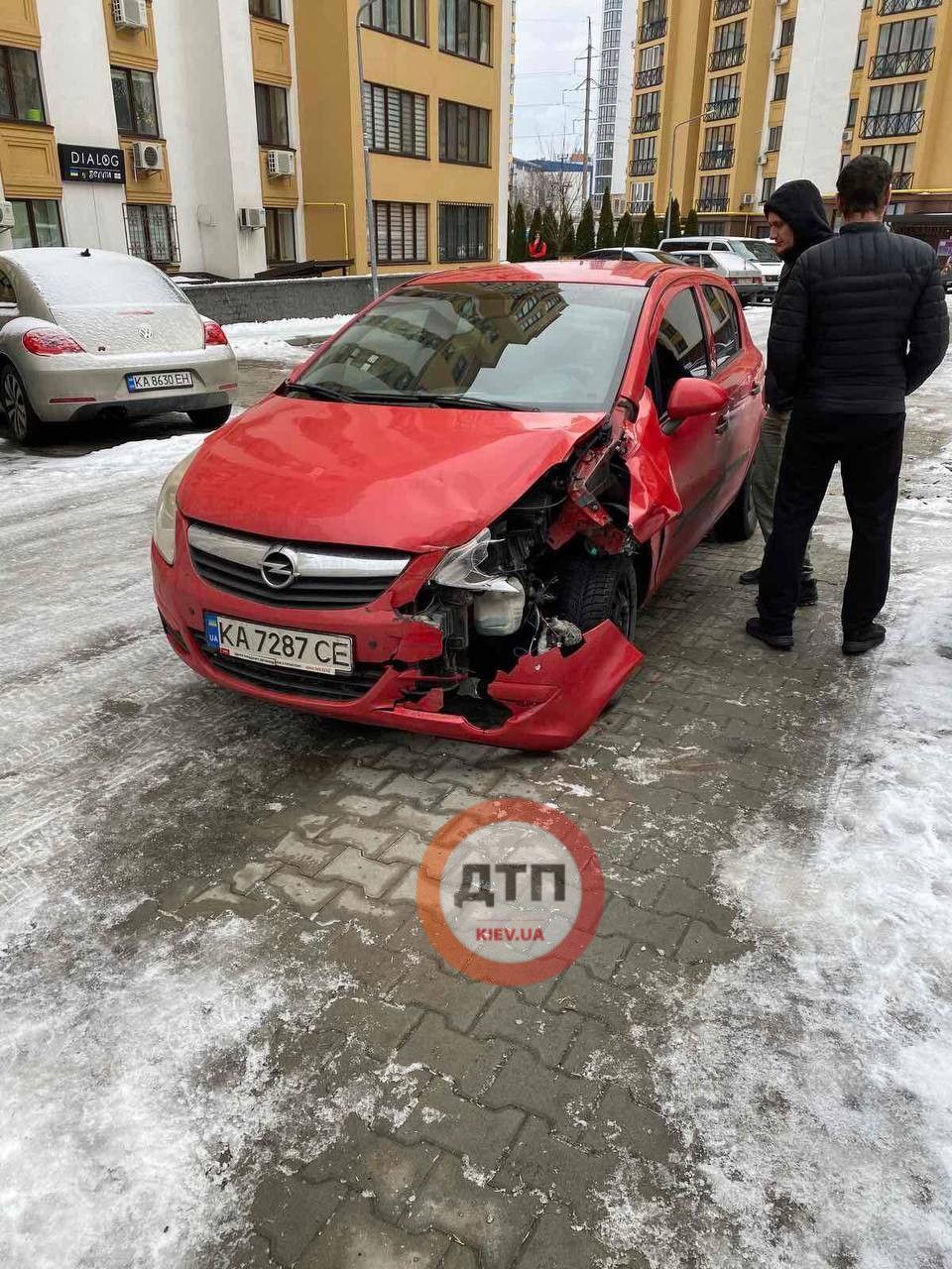 Под Киевом мужчина разбил три автомобиля во дворе - фото - Апостроф