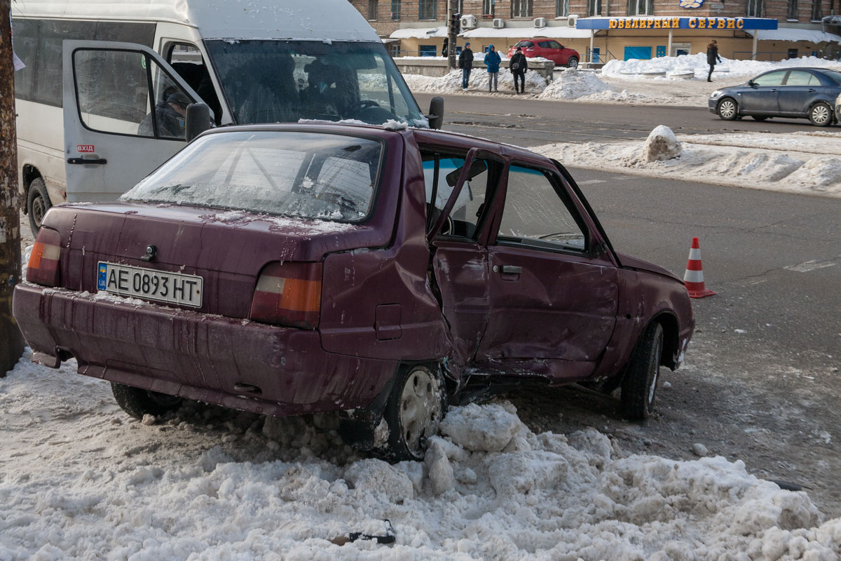 В Днепре "Таврия" столкнулась с маршруткой с пассажирами, есть пострадавшие: фото