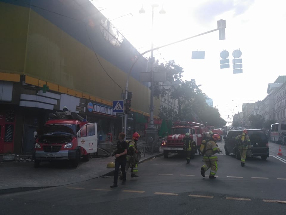 З'явилися нові фото і відео потужної пожежі на Хрещатику
