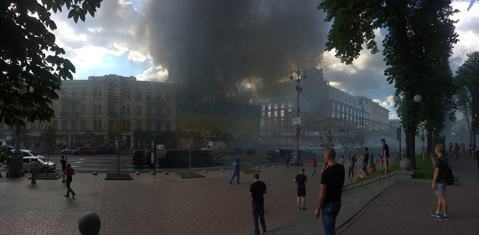 Появились новые фото и видео мощного пожара на Крещатике