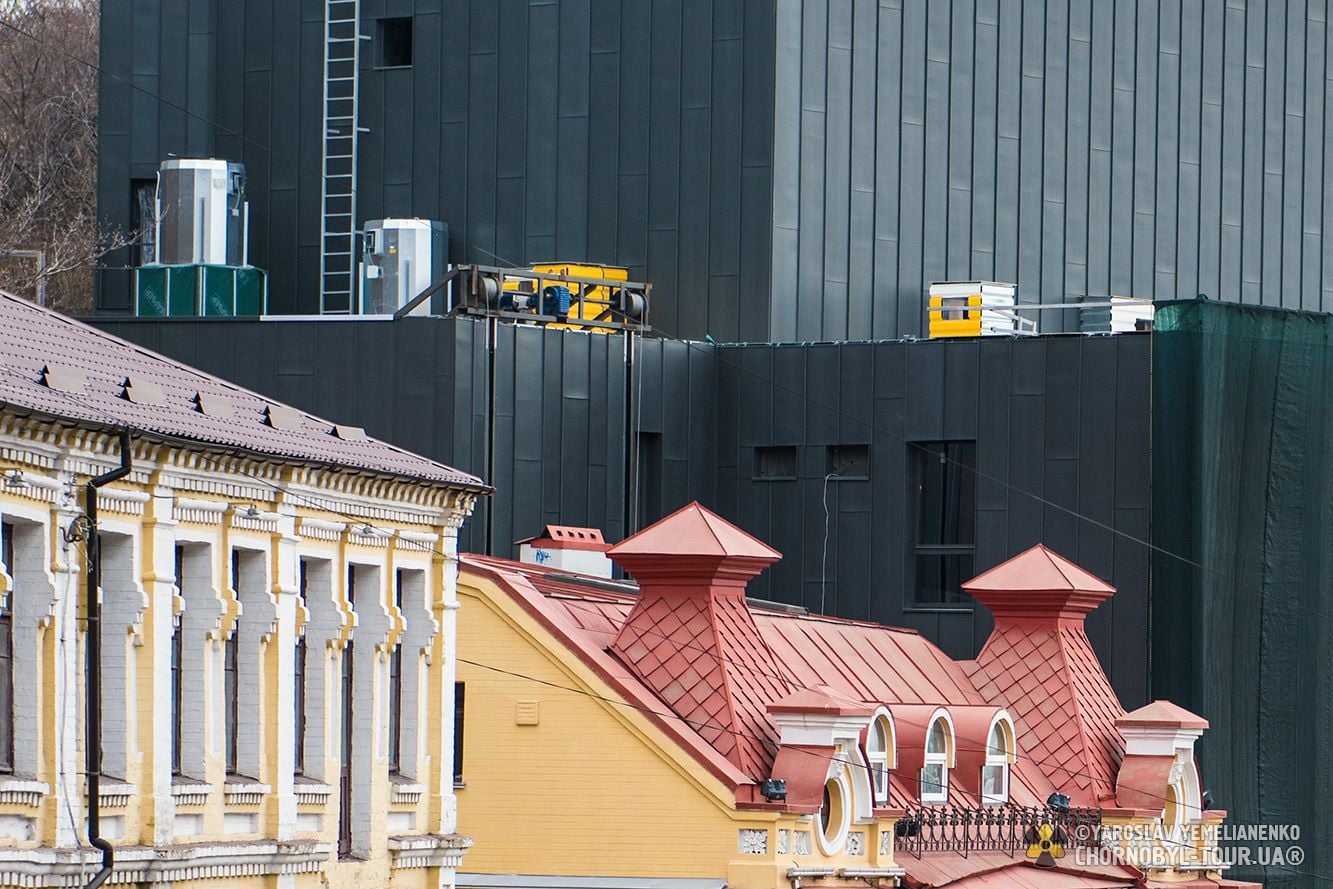 Мережі обурив дивний вигляд театру в центрі Києва після реконструкції: опубліковані фото