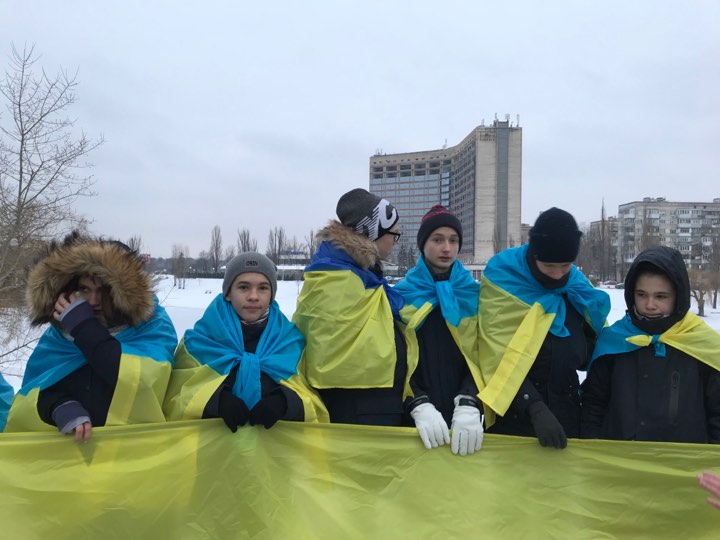 У Києві на честь Дня Соборності створили "живий ланцюг" з величезним прапором України: фото та відео
