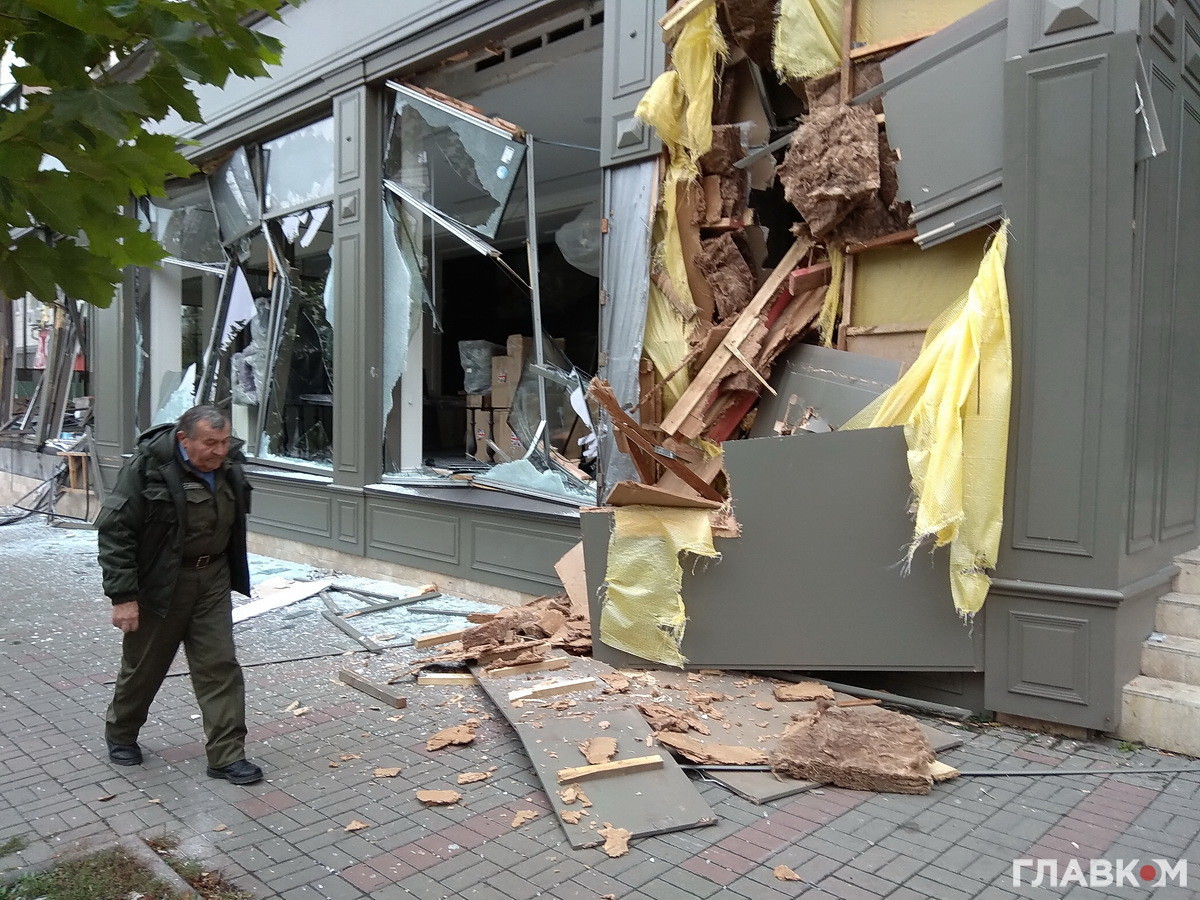 В центре Киева неизвестные с экскаватором разнесли магазин: фото и видео